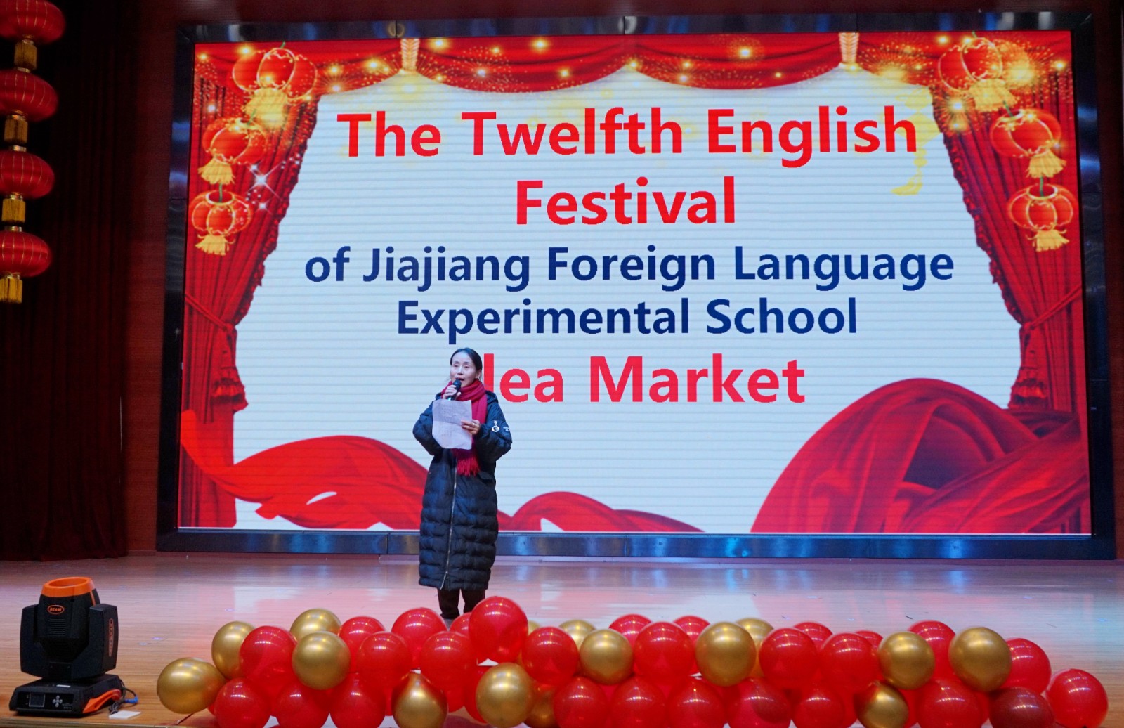10 教科室副主任毛宏宣布英语节颁奖典礼开始.JPG