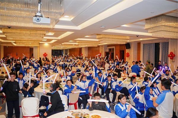 1763428057345157.jpg 晚会 (2).jpg